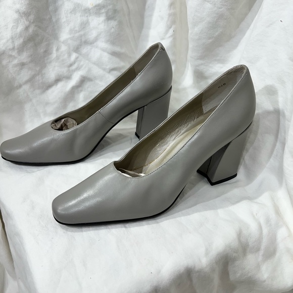 GRAY LEATHER SHOES SOURCE UNKNOWN 6 1/2 B, HEEL HEIGHT IS 3 1/2” INCHES. - Picture 5 of 16